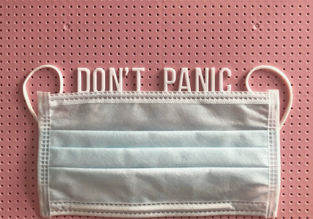Maske und Dont Panic schrift