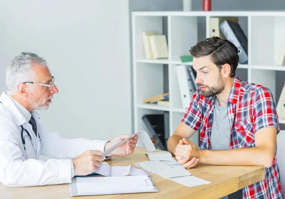 senior-arzt-gespräch-mit-patient-im-büro-über-nt-probnp-test